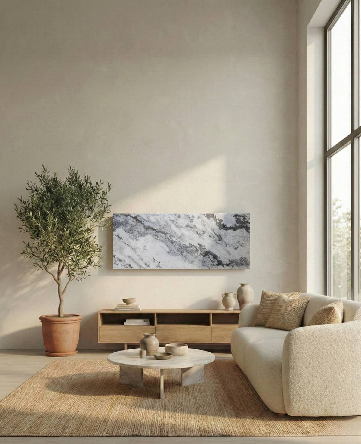 Marwona Qarama-Natursteinheizung 800 Watt mit grau-weißer Steinzeichnung, an der Wand montiert (KI-generierte Raumillustration).