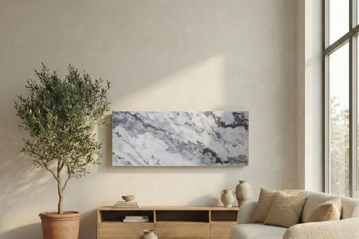 Marwona Qarama-Natursteinheizung 800 Watt mit grau-weißer Maserung, quer an einer freien Wand im Wohnbereich (KI-generierte Raumillustration).